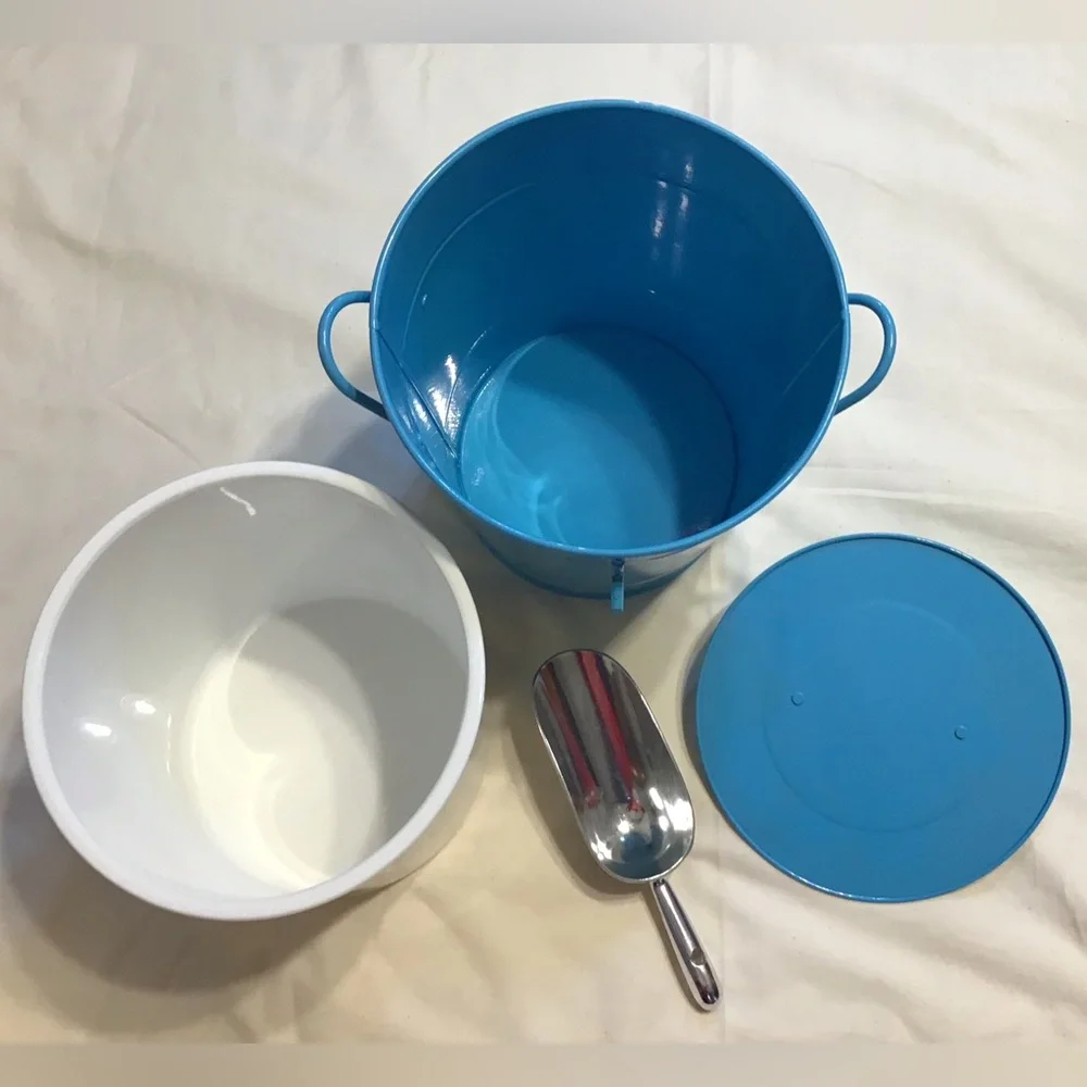 Blue Insulated Ice Bucket With Lid and Scoop